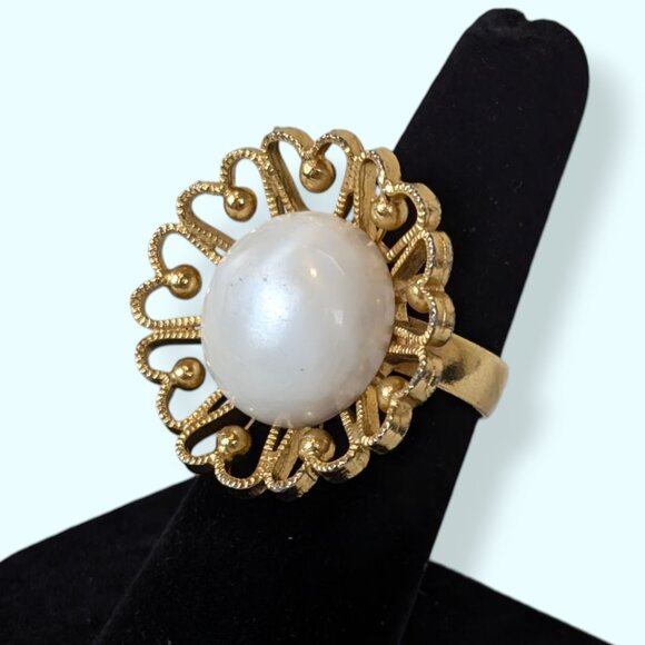 V. Uncas Bakelite Cabochon Floral Ring - Picture 3 of 8